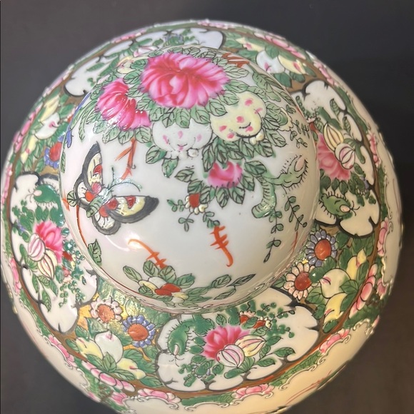 Green and White Ceramic Art Ginger Jar with Floral Motifs - Picture 10 of 16